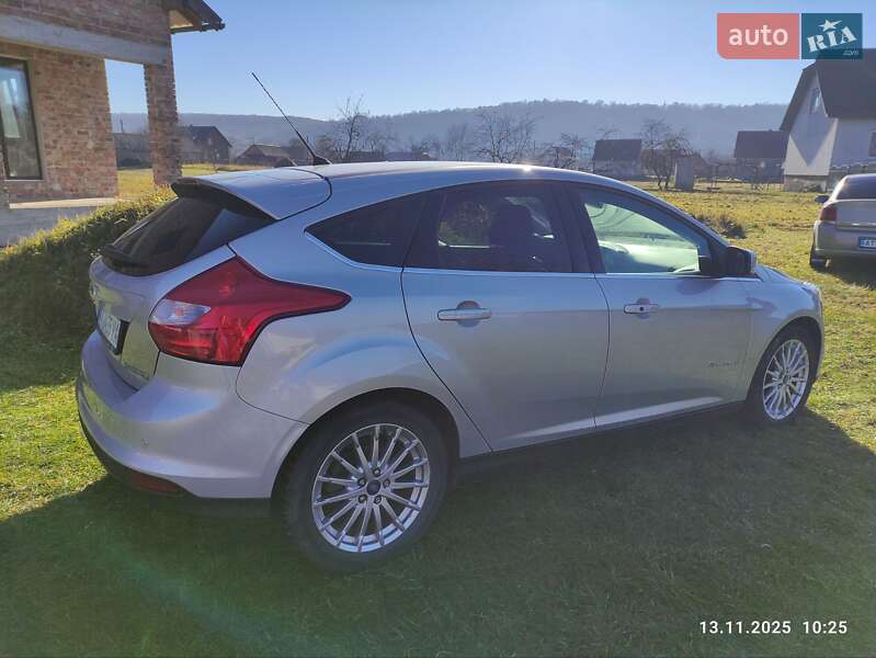Хэтчбек Ford Focus 2013 в Надворной