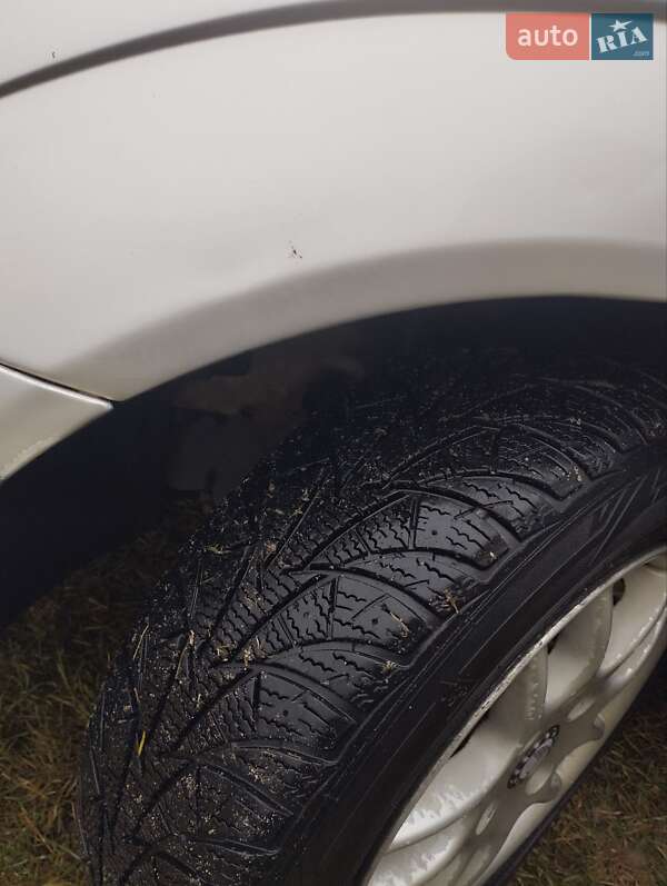 Хэтчбек Ford Focus 2000 в Ратным