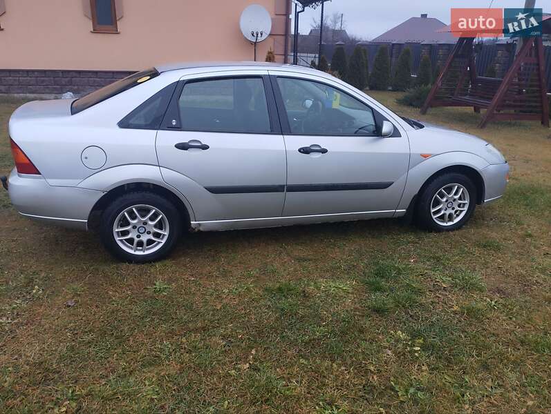 Хэтчбек Ford Focus 2000 в Ратным
