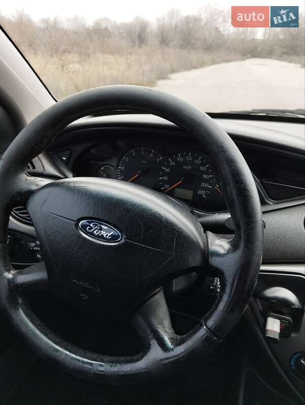 Седан Ford Focus 2004 в Мироновке