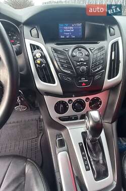 Седан Ford Focus 2012 в Градижске