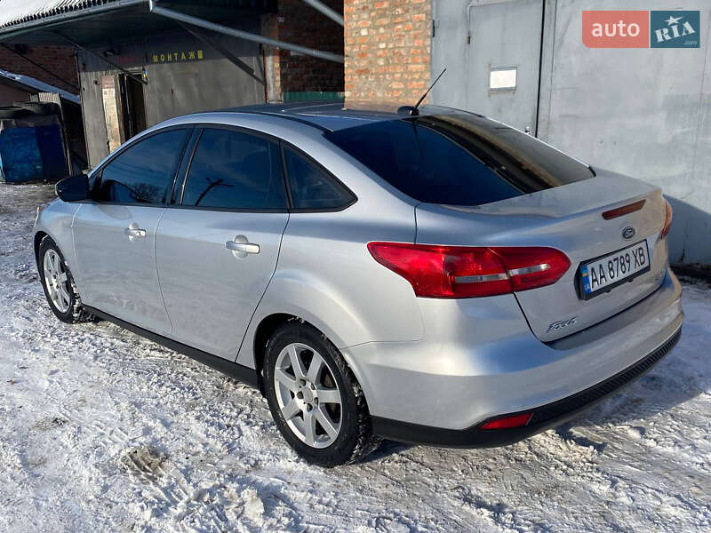 Седан Ford Focus 2015 в Ромнах