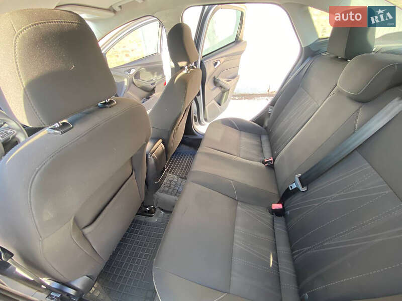 Седан Ford Focus 2015 в Ромнах