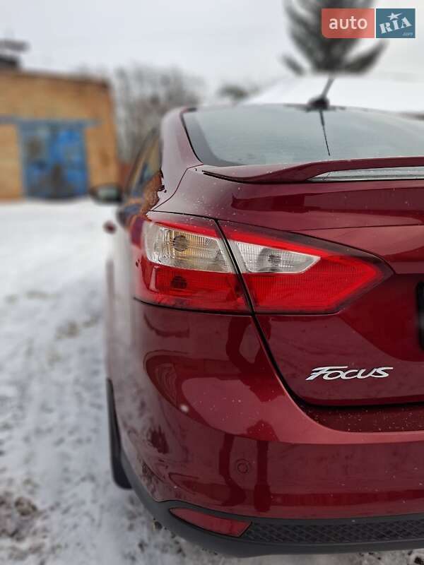 Седан Ford Focus 2013 в Ромнах