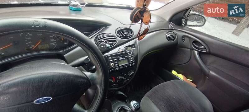 Хэтчбек Ford Focus 2000 в Самборе