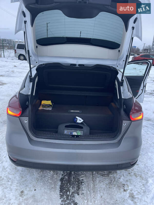 Хэтчбек Ford Focus 2016 в Киеве фото 8 Хэтчбек Ford Focus 2016 в Киеве