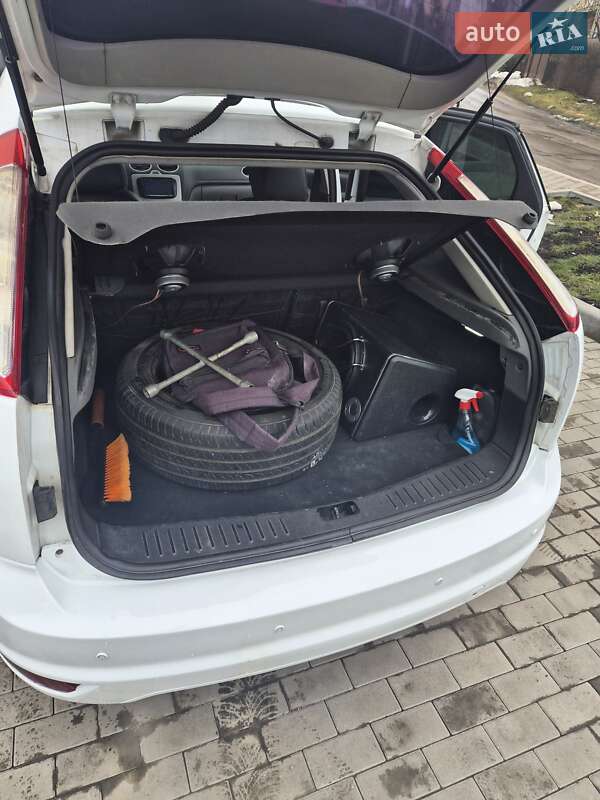 Хэтчбек Ford Focus 2010 в Ивано-Франковске