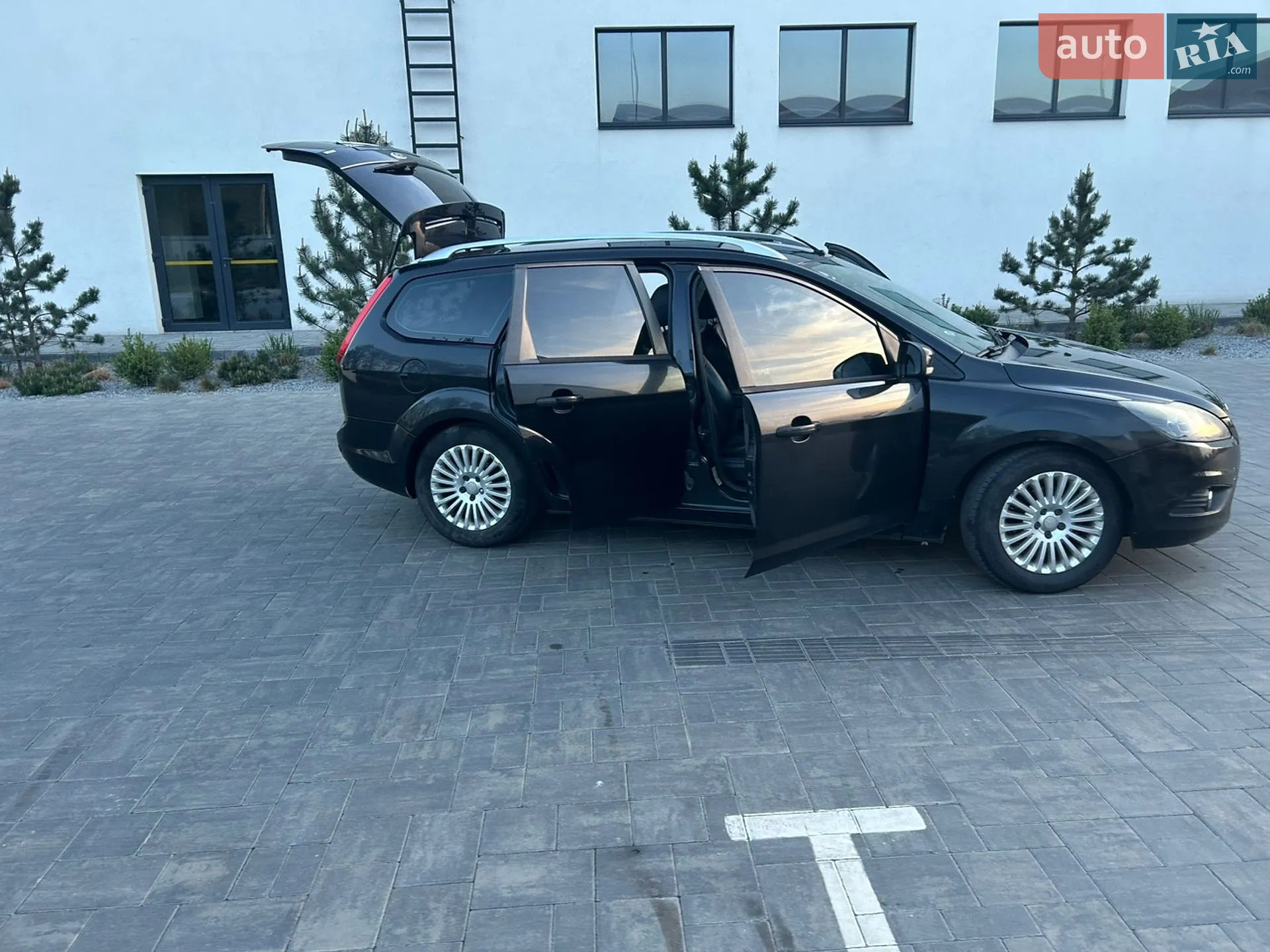 2010 Ford Focus - мініатюра 2