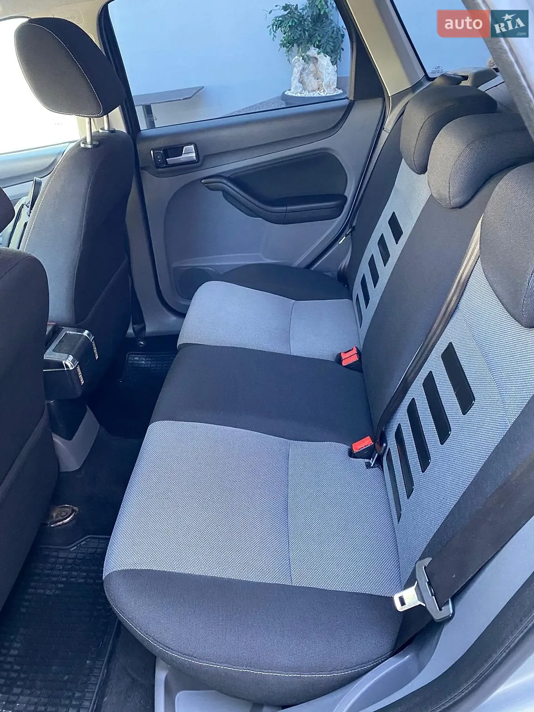 2010 Ford Focus - мініатюра 10