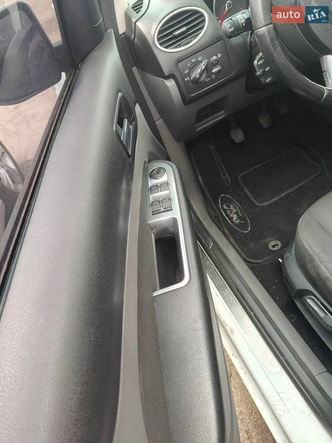 2010 Ford Focus - мініатюра 9