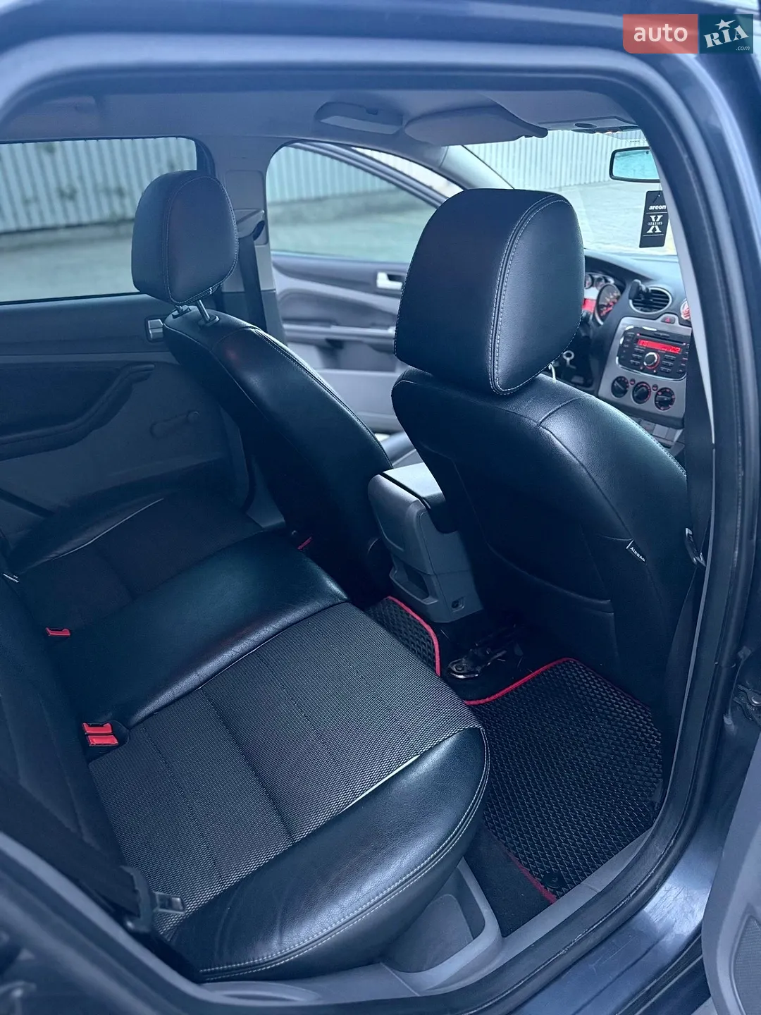 2010 Ford Focus - мініатюра 10