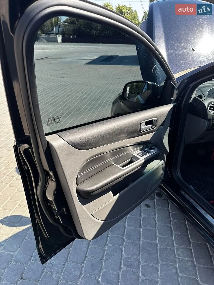 2010 Ford Focus - мініатюра 19