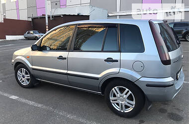 Хэтчбек Ford Fusion 2004 в 