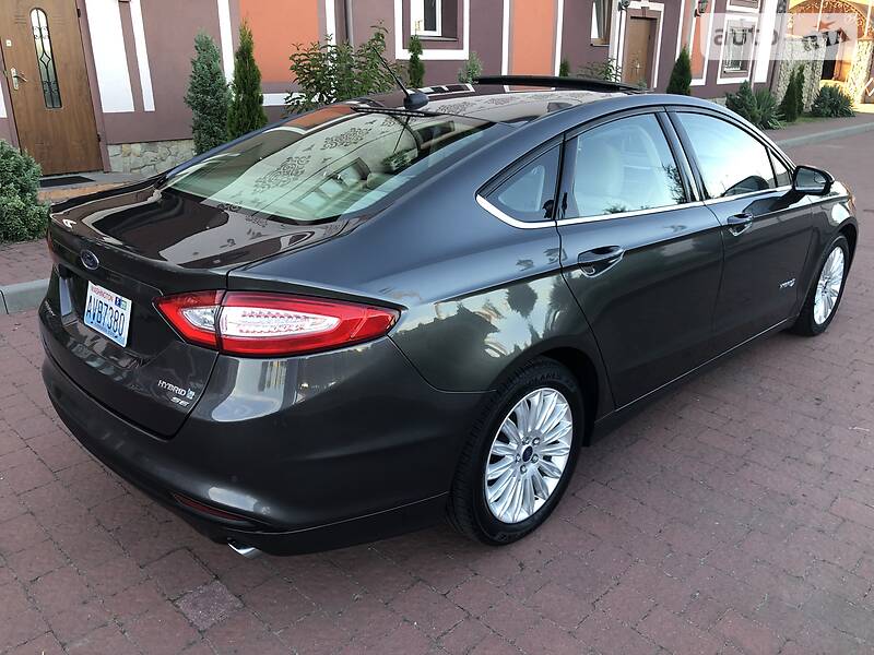 Седан Ford Fusion 2015 в Стрию