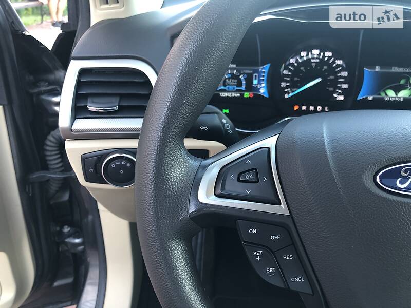 Седан Ford Fusion 2015 в Стрию