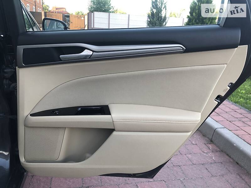 Седан Ford Fusion 2015 в Стрию