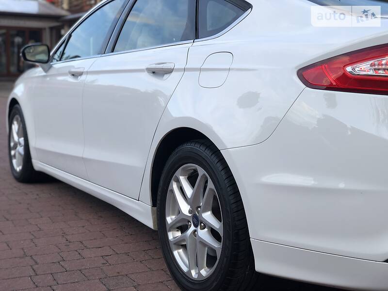 Седан Ford Fusion 2013 в Стрию