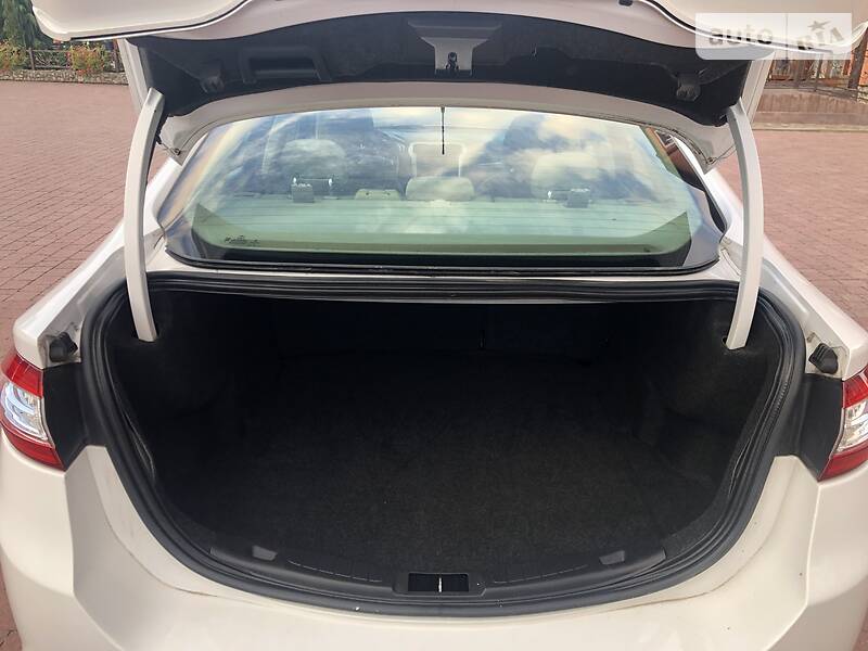 Седан Ford Fusion 2013 в Стрию