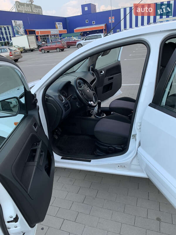 Хэтчбек Ford Fusion 2010 в Сумах