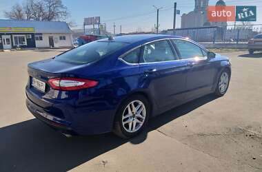 Седан Ford Fusion 2015 в Южному
