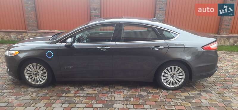 Седан Ford Fusion 2016 в 