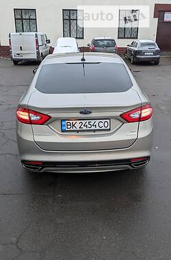 Седан Ford Fusion 2015 в Ровно