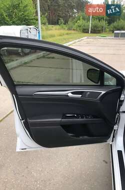 Седан Ford Fusion 2016 в Ромнах