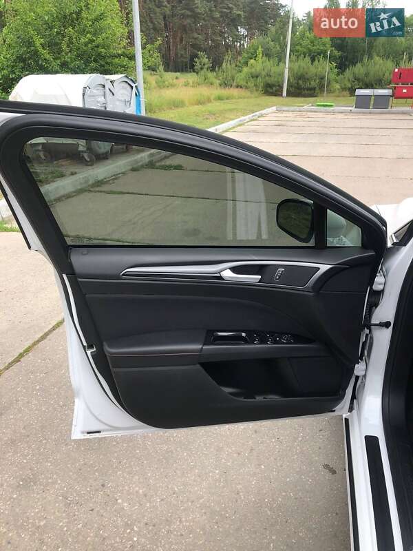 Седан Ford Fusion 2016 в Ромнах