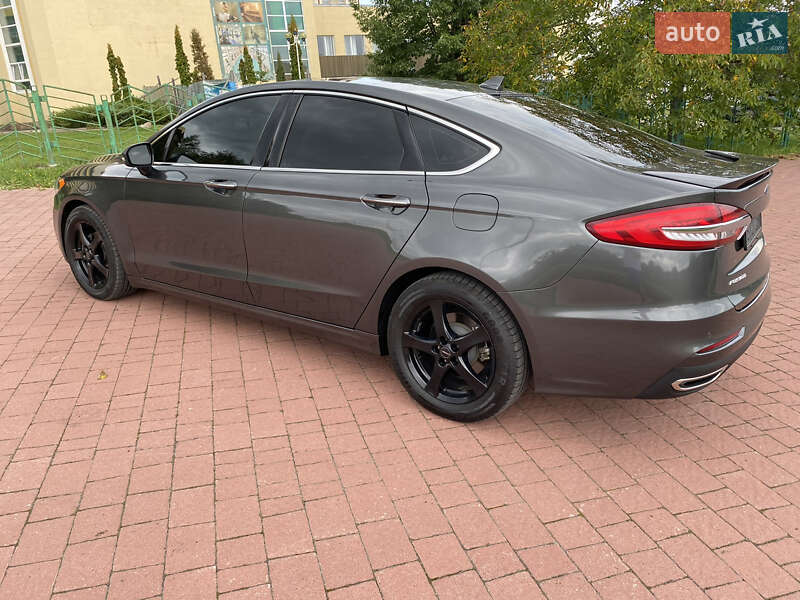 Седан Ford Fusion 2018 в Львове