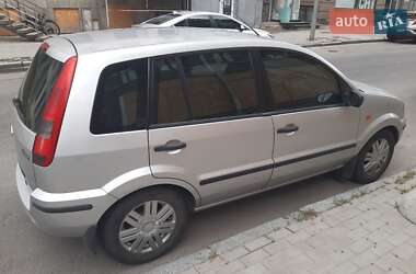 Хэтчбек Ford Fusion 2004 в 