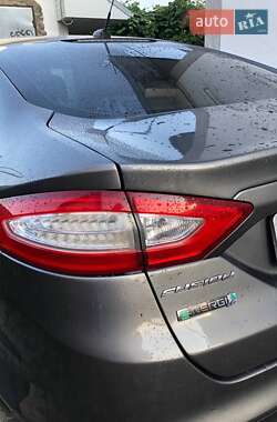 Седан Ford Fusion 2013 в 