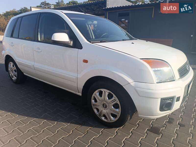 Хэтчбек Ford Fusion 2011 в 