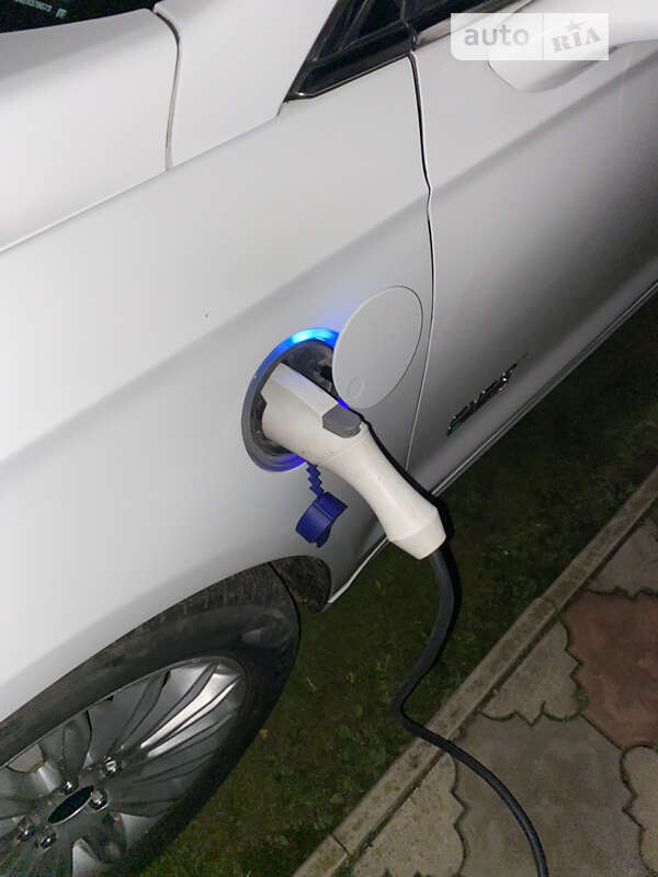 Седан Ford Fusion 2014 в Стрию