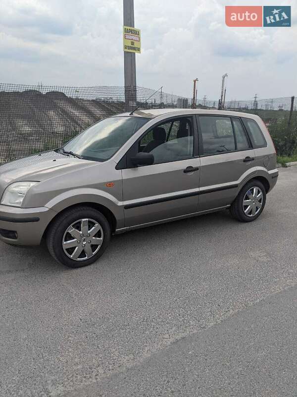 Хэтчбек Ford Fusion 2004 в Ровно