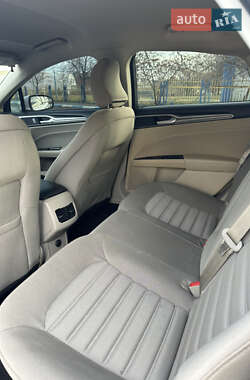 Седан Ford Fusion 2017 в 