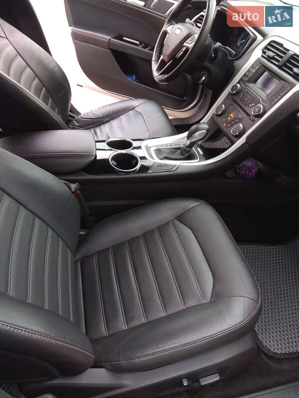 Седан Ford Fusion 2013 в Сваляве