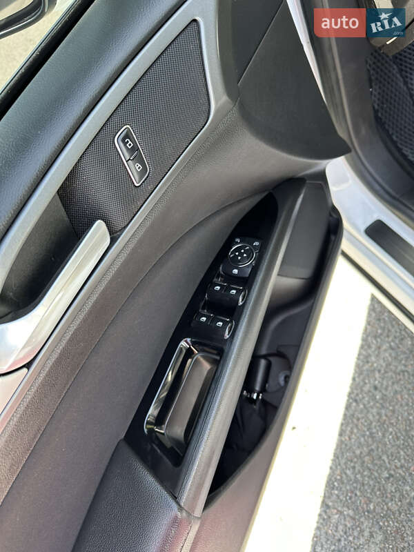 Седан Ford Fusion 2016 в Ужгороде