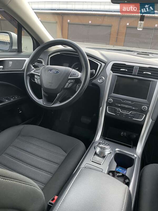 Седан Ford Fusion 2019 в Одесі