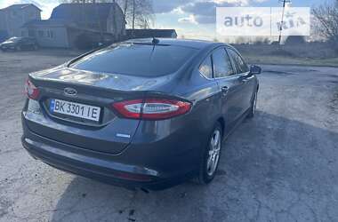 Седан Ford Fusion 2014 в Остроге