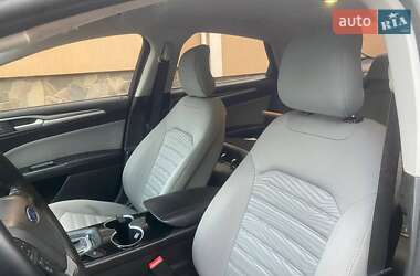 Седан Ford Fusion 2016 в 