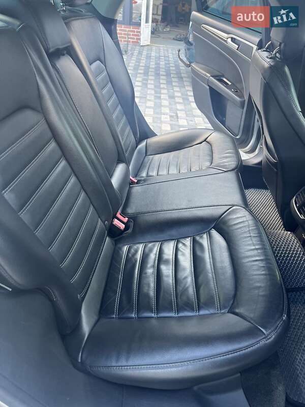 Седан Ford Fusion 2013 в Сараті