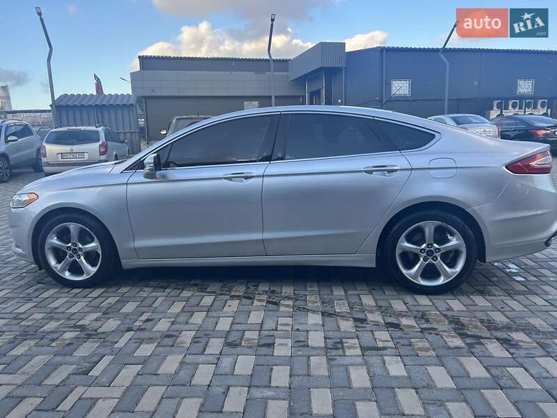 Седан Ford Fusion 2013 в Сараті