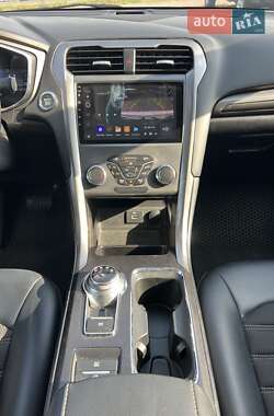 Седан Ford Fusion 2017 в 
