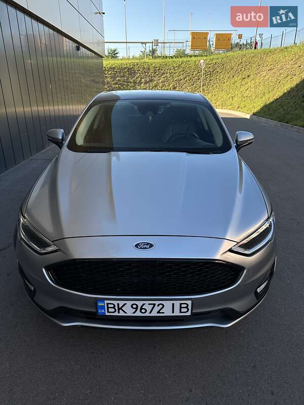 Седан Ford Fusion 2019 в Ровно
