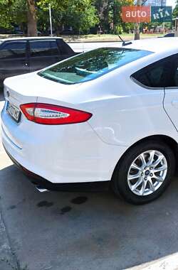 Седан Ford Fusion 2015 в 