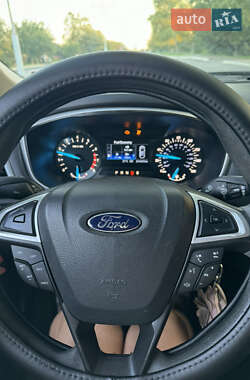 Седан Ford Fusion 2013 в 