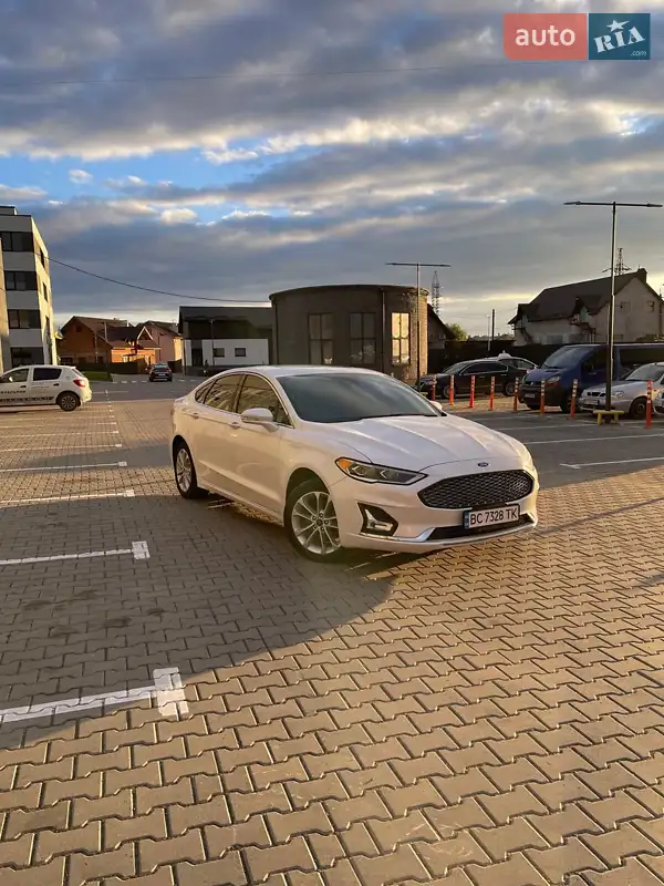 Седан Ford Fusion 2019 в 