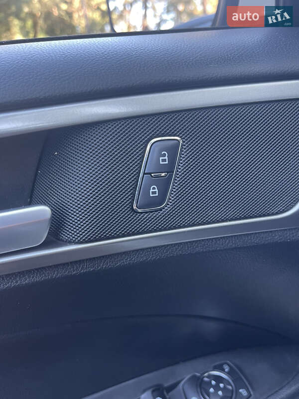 Седан Ford Fusion 2016 в Тараще