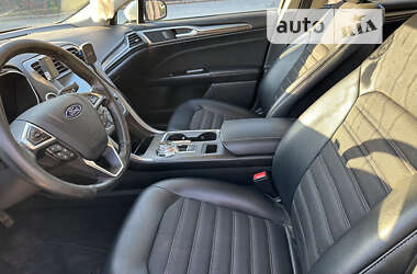 Седан Ford Fusion 2017 в 
