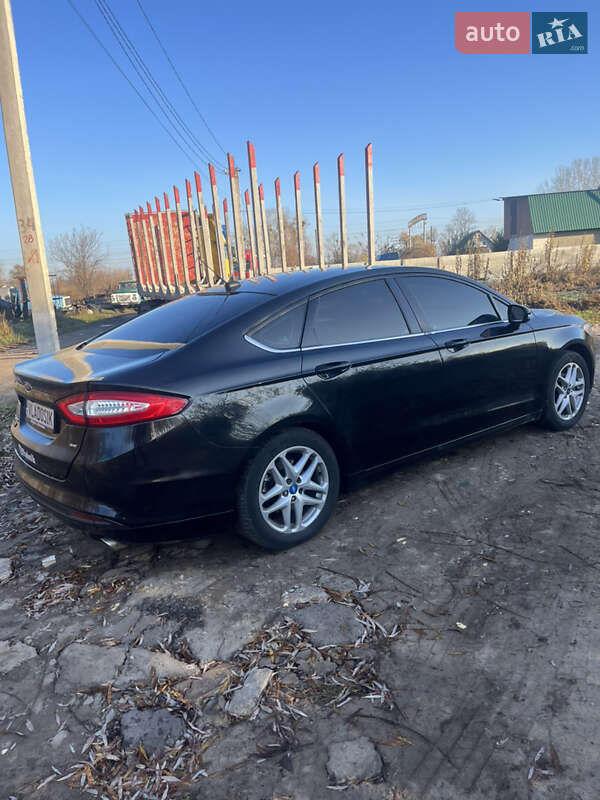 Седан Ford Fusion 2012 в Бучі